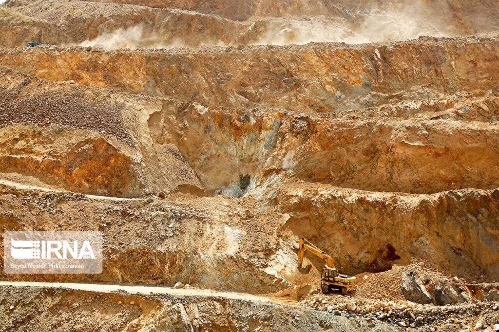 ۶ پروانه فعالیت معدنی در قم صادر شد